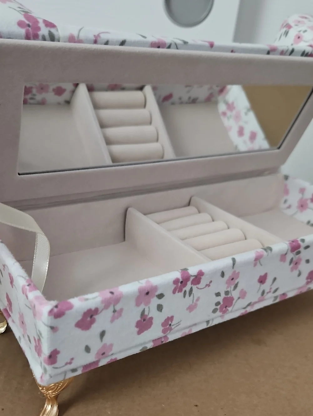 NWT Mini Sofa Jewelry Organizer